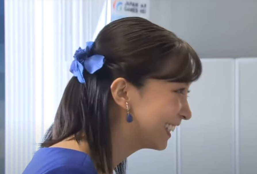 青いイヤリングとワンピースをきている佳子さま