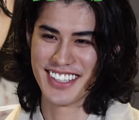 パーマを掛けて笑う寛一郎