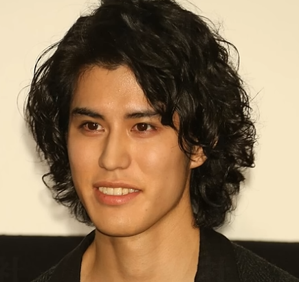 パーマをかけている寛一郎