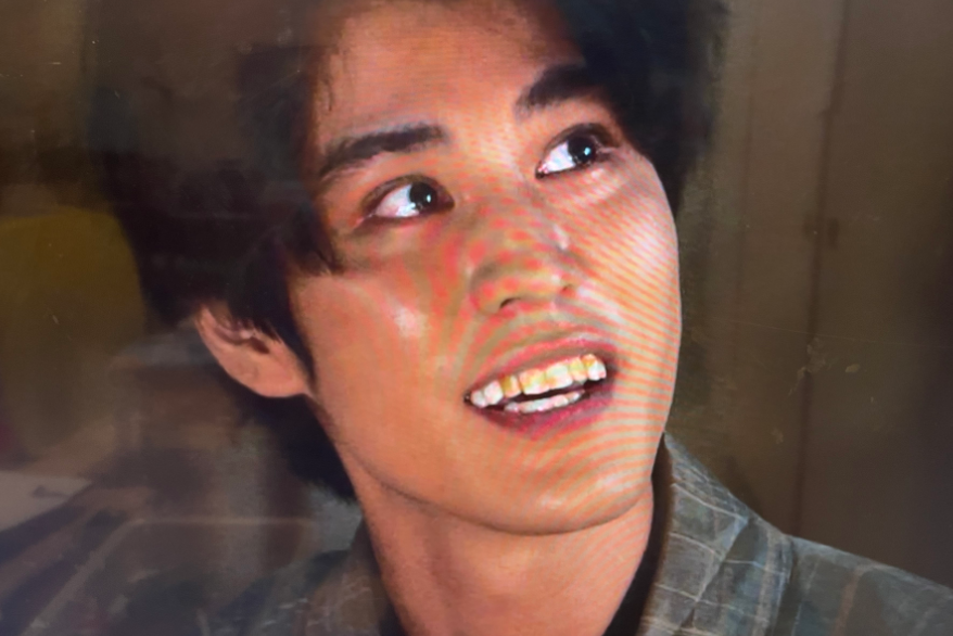 黄色い歯を見せて笑う寛一郎