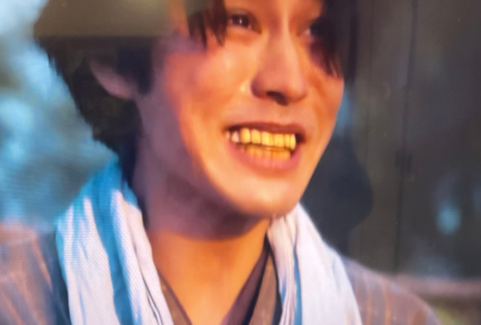 黄色い歯を見せて笑う寛一郎
