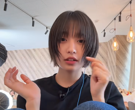 黒いTシャツを着ているトメィトゥ