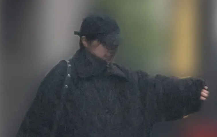 黒い帽子、コートを着ている女性