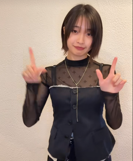 黒いシースルーの服を着たトメィトゥ