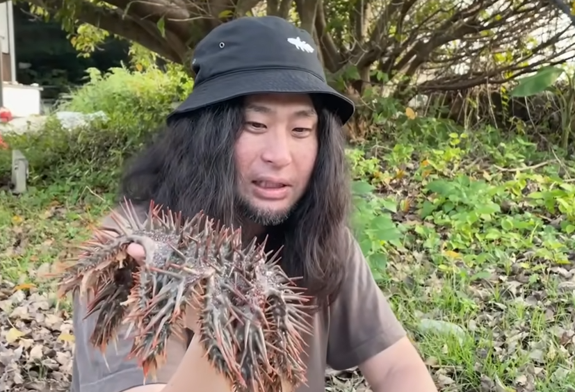 オニヒトデを持つ平坂寛