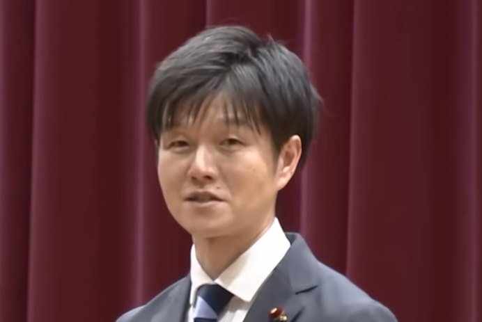 スーツを着ている鈴木憲和