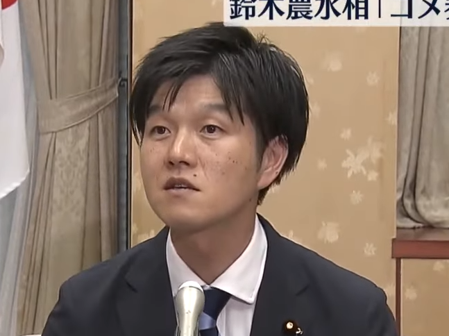 スーツを着ている鈴木憲和