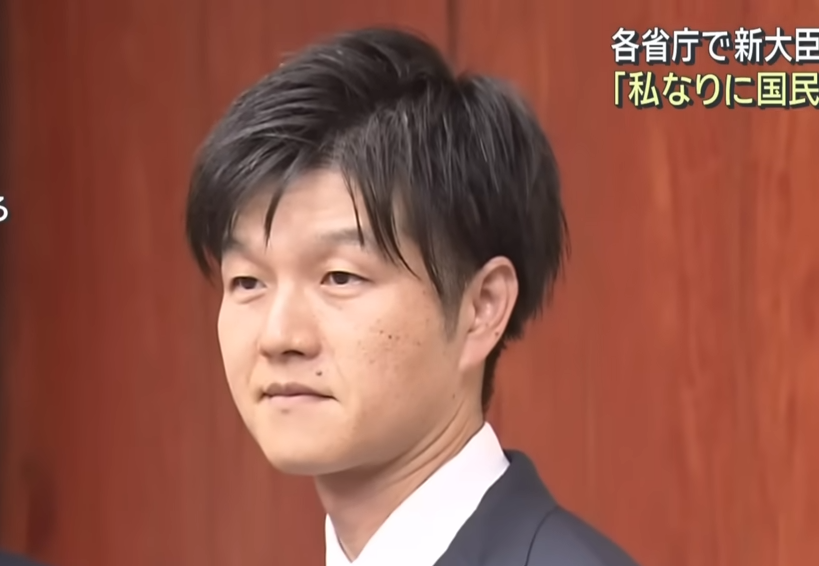 スーツを着ている鈴木憲和