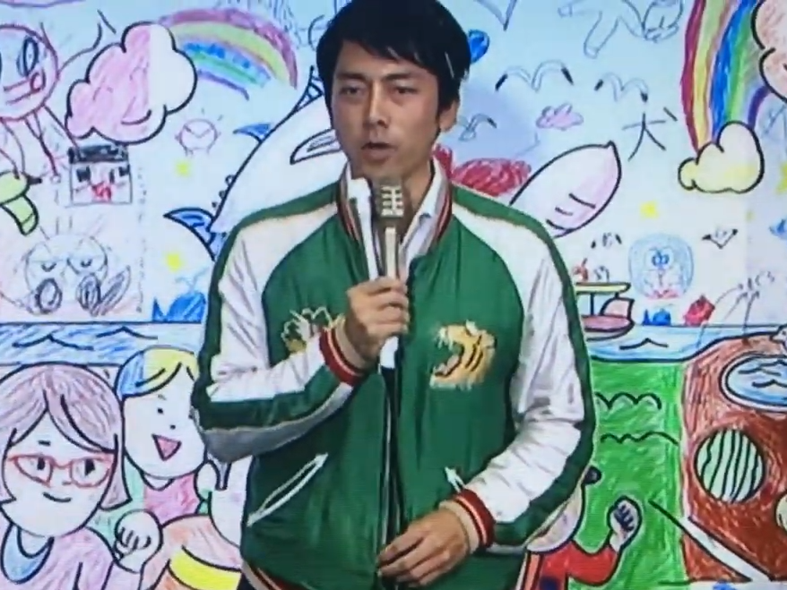 緑のスカジャンを着た小泉進次郎