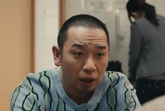 青いニットを着た大悟