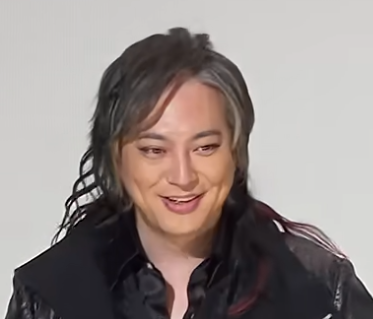 長髪のウィッグを付けた塚本高史