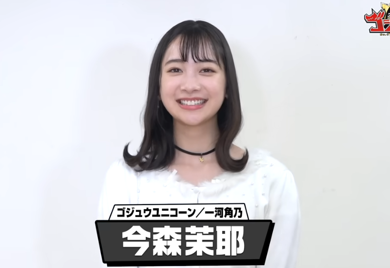 白い服を着た今森茉耶