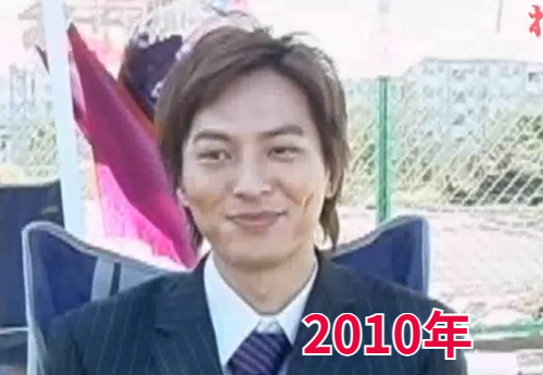 紺のスーツを着た塚本高史