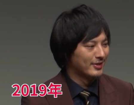 茶色いスーツを着た塚本高史