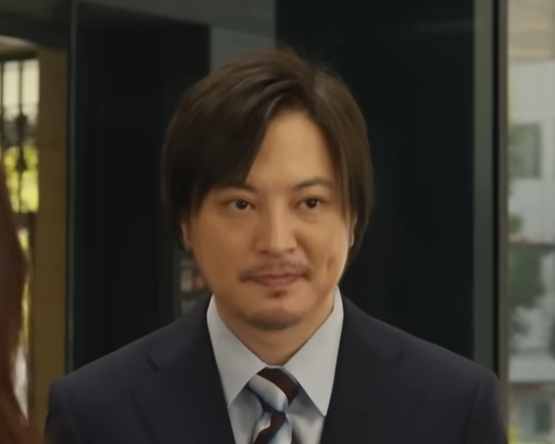 黒いスーツを着た塚本高史