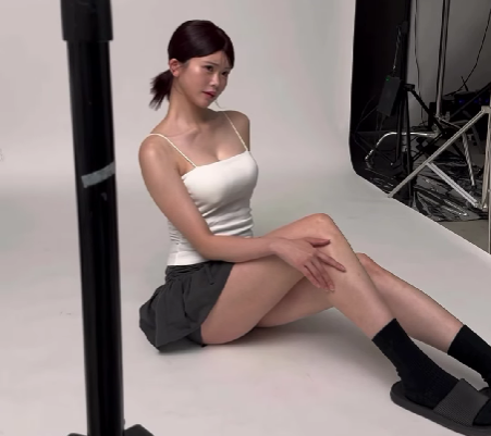 白いキャミソールとミニスカートの松本麗鈴