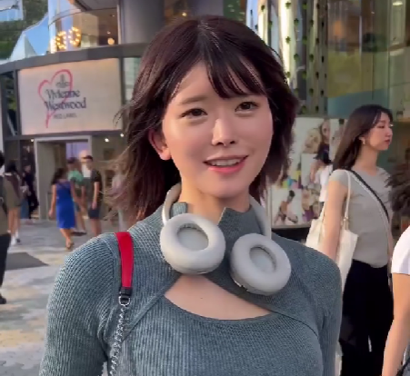 ヘッドホンを首に下げている松本麗鈴