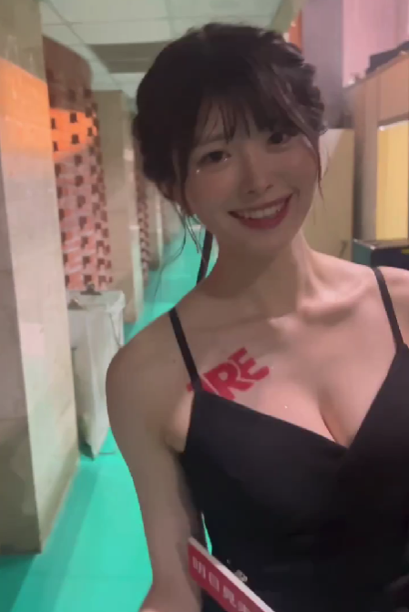 黒いキャミソールの松本麗鈴