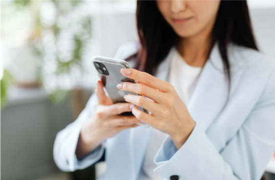 スマホを持った女性