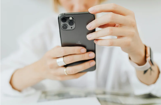 iPhoneを持っている女性