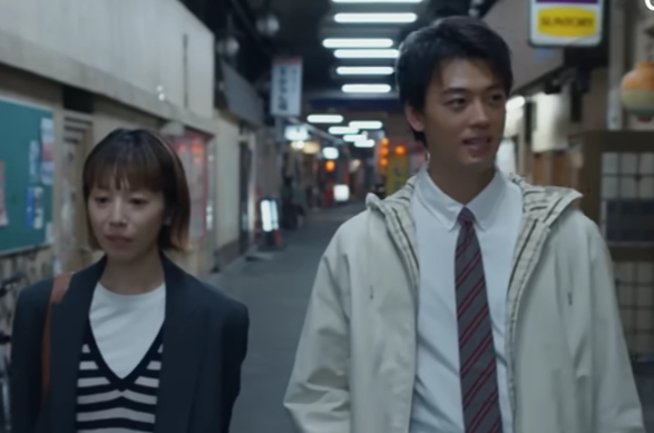 並んで歩く夏帆と竹内涼真