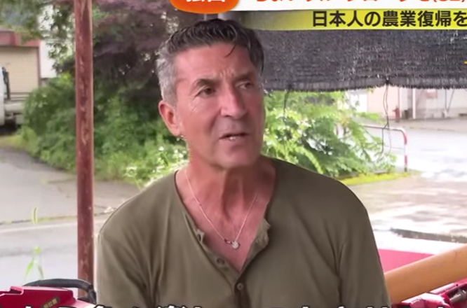 緑の服を着るジローラモ