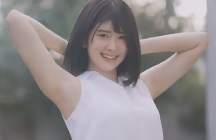 黒髪で白いタンクトップの松本麗鈴