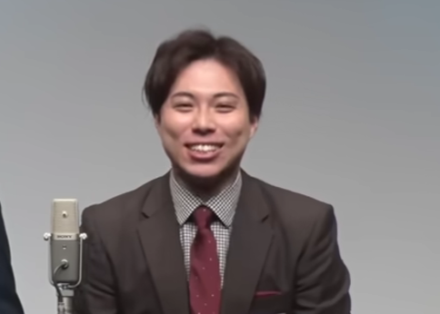 スーツ着ている小林メイロ