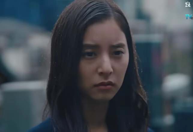 雨の中、立っている新木優子