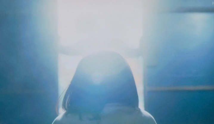 ドアの前で座っている女の子