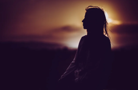 横を向いた女性のシルエット