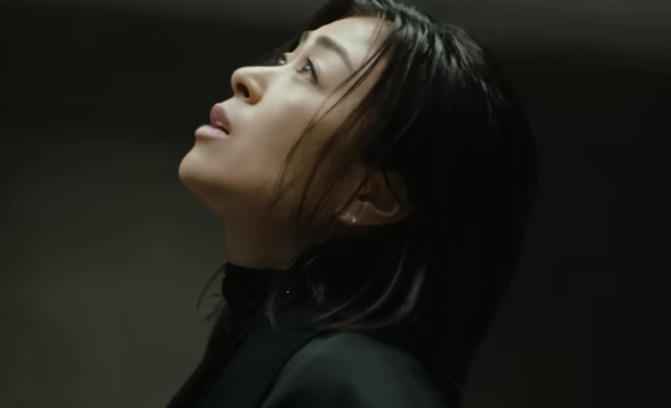 黒い服を着た宇多田ヒカル