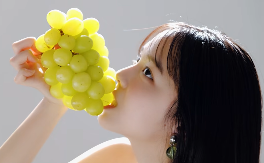 マスカットをかじる江下晏梨